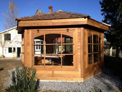 Kiosque en bois fermé