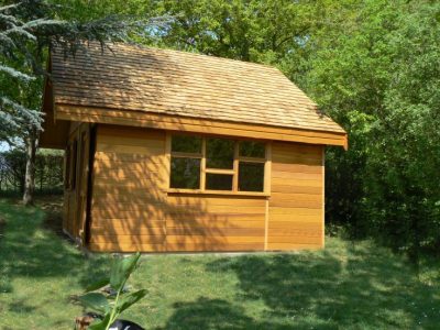 Habitation de jardin toiture en tuiles de bois